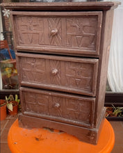 Afbeelding in Gallery-weergave laden, *ISSA* kastje rood