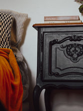 Afbeelding in Gallery-weergave laden, *MORTICIA* zwart kastje