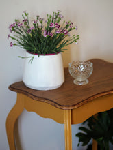 Afbeelding in Gallery-weergave laden, Vrolijk oker bijzettafeltje