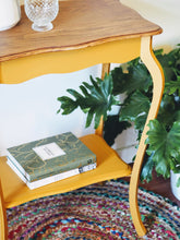 Afbeelding in Gallery-weergave laden, Vrolijk oker bijzettafeltje