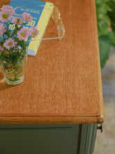 Afbeelding in Gallery-weergave laden, *LOUIS* kastje olijfgroen