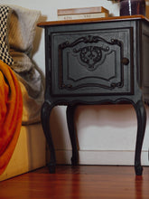 Afbeelding in Gallery-weergave laden, *MORTICIA* zwart kastje