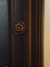 Afbeelding in Gallery-weergave laden, *MORTICIA* zwart kastje