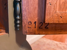 Afbeelding in Gallery-weergave laden, *LOUIS* kastje olijfgroen