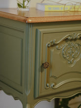 Afbeelding in Gallery-weergave laden, *LOUIS* kastje olijfgroen