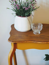 Afbeelding in Gallery-weergave laden, Vrolijk oker bijzettafeltje